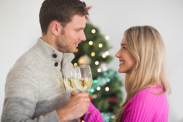 Glückliches Paar, das etwas Wein genießt