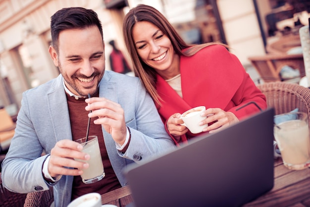 Glückliches Paar, das in der Cafébar sitzt