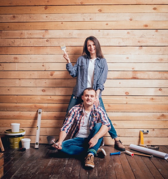 Glückliches Paar, das Reparaturen an ihrem Haus macht.