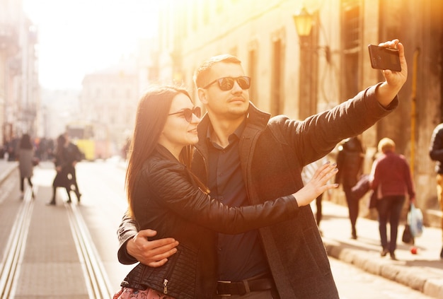 Glückliches Paar, das selfie in der Straße macht.