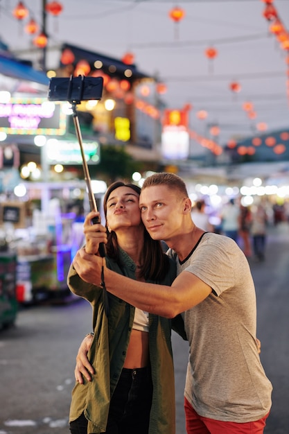 Glückliches Paar, das selfie nimmt