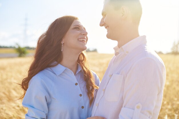 glückliches Paar, das sich in einem Weizenfeld hält