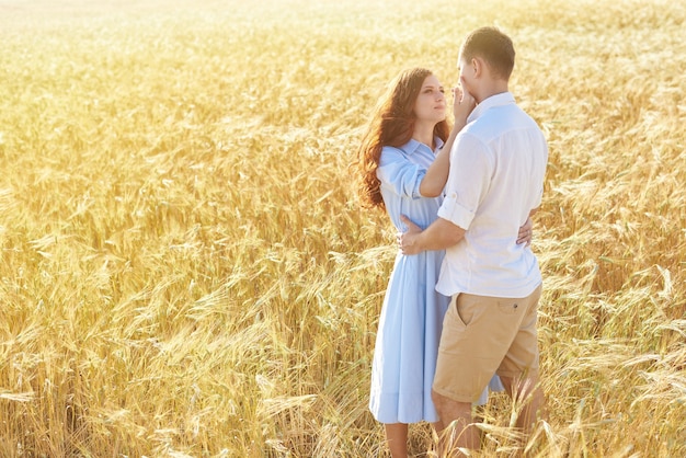 glückliches Paar, das sich in einem Weizenfeld hält