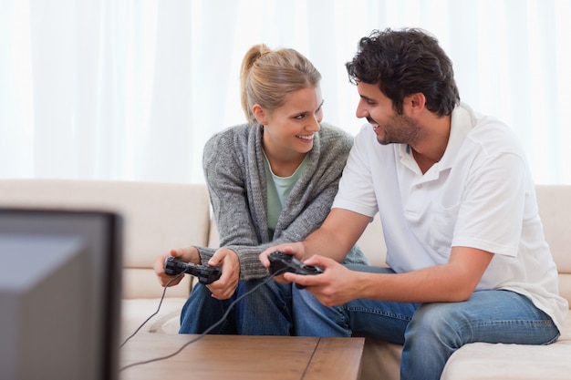 Foto glückliches paar, das videospiele spielt