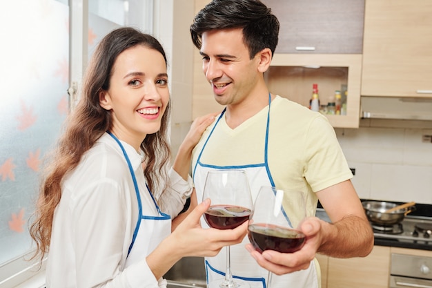 Glückliches Paar, das Wein trinkt