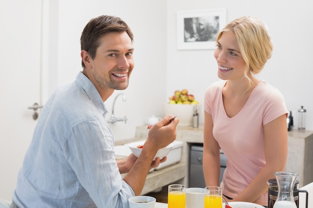 Glückliches Paar, das zu Hause frühstückt