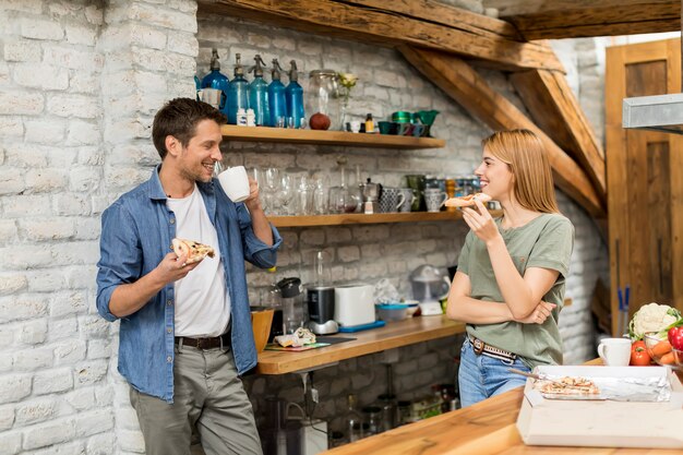 Glückliches Paar, das zusammen Frühstück zu Hause isst