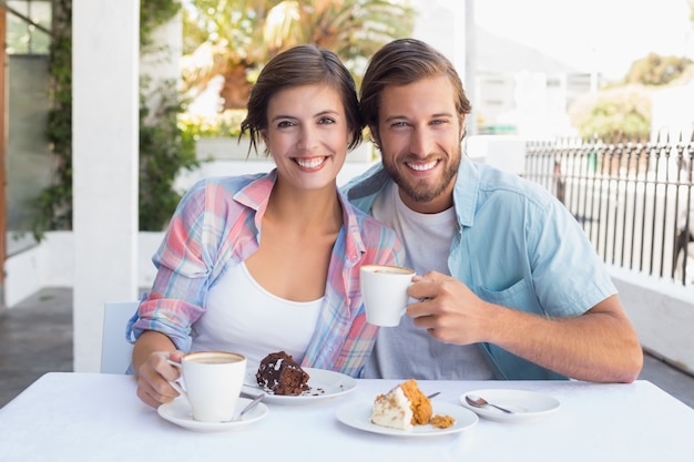 Glückliches Paar, das zusammen Kaffee genießt