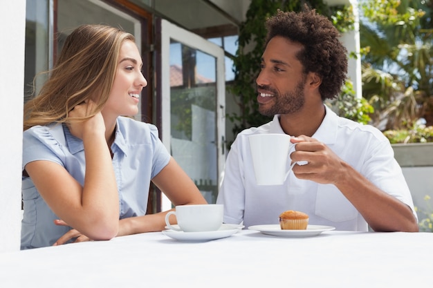 Glückliches Paar, das zusammen Kaffee trinkt