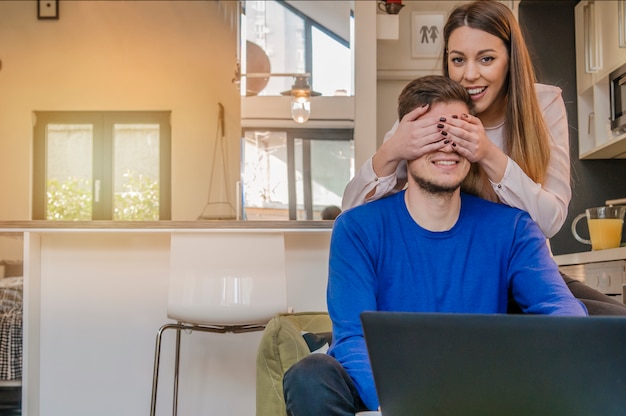 Glückliches Paar, die Geschäft zusammen arbeiten, arbeiten an kleinen Büro zu Hause, Porträt einer fröhlichen Frau umarmt Mann von hinten