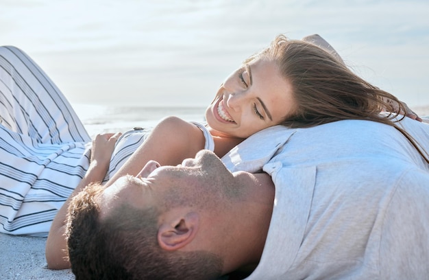 Glückliches Paar entspannt sich am Strand Frau mit Lächeln und Sommerliebe in Portugal Sonnenschein im gemeinsamen Urlaub Eheglück am Meer Datum im Ozeanurlaub im Freien und Freundin, die auf der Brust des Mannes liegt