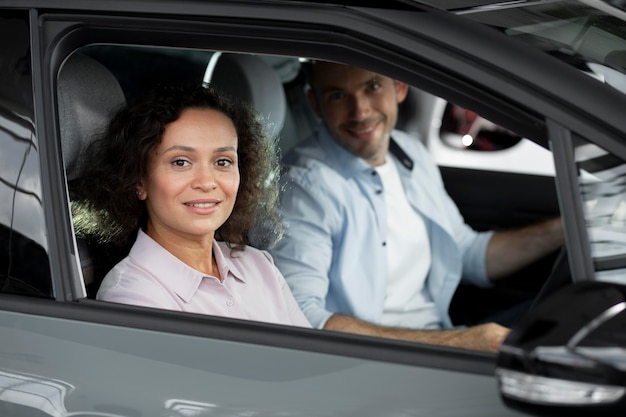 Glückliches Paar im Autohaus Autohaus