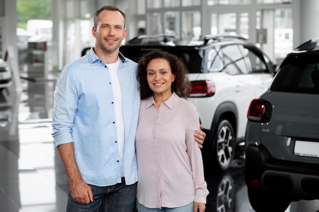 Foto glückliches paar im autohaus autohaus