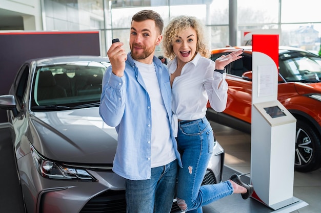 Glückliches Paar im Autohaus