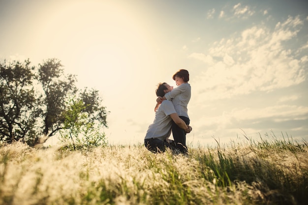 Glückliches Paar im Freien, Sommerzeit, getöntes Foto