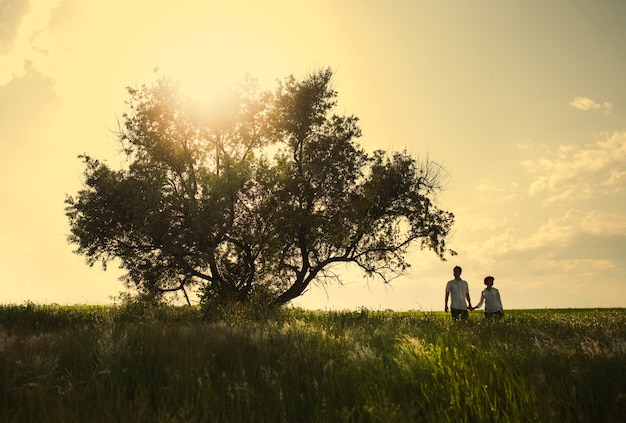 Glückliches Paar im Freien, Sommerzeit, getöntes Foto