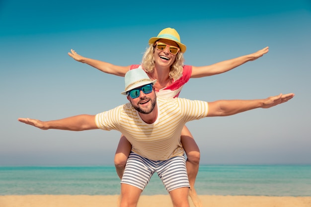 Glückliches Paar im Sommerurlaub Menschen, die Spaß am Strand haben Aktiver gesunder Lebensstil