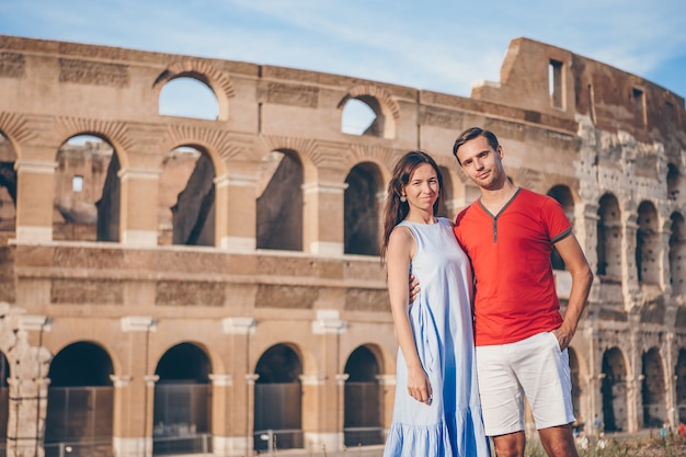 Glückliches Paar in Rom über Kolosseumhintergrund. Italienische europäische Ferien