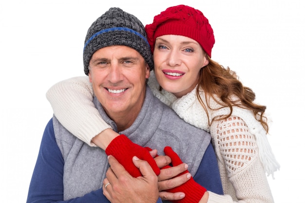 Glückliches Paar in warmer Kleidung