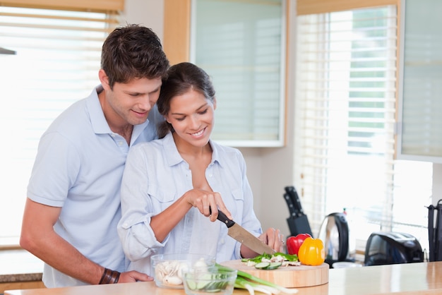 Glückliches Paar Kochen