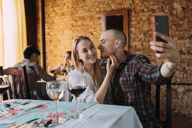 Glückliches Paar macht ein Selfie im Restaurant.