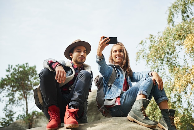 Glückliches Paar macht ein Selfie während der Wanderung