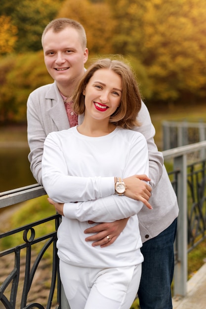 Glückliches Paar, Mann und Frau im Herbstpark. Schönes lächelndes Paar, das warmen Tag im Park genießt. Liebe und Zärtlichkeit, Dating, Romantik. Lifestyle-Konzept.