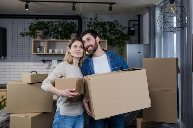 Glückliches Paar Mann und Frau leben zusammen in eine neue gemietete Wohnung mit Kartons