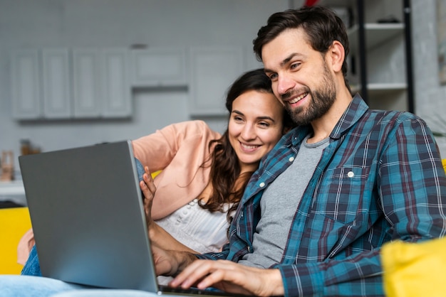 Foto glückliches paar mit dem laptop