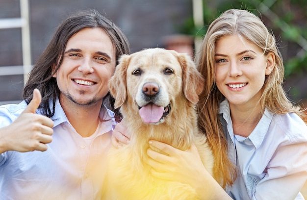 Foto glückliches paar mit golden retriever