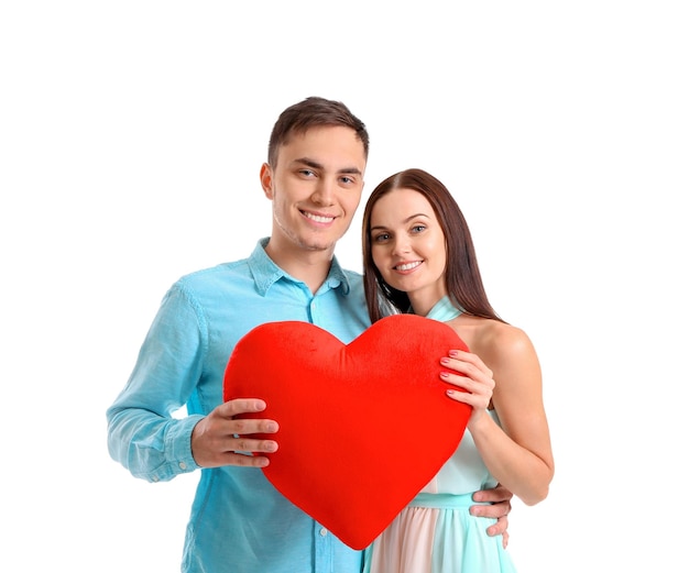 Glückliches Paar mit rotem Herzen auf weißem Hintergrund