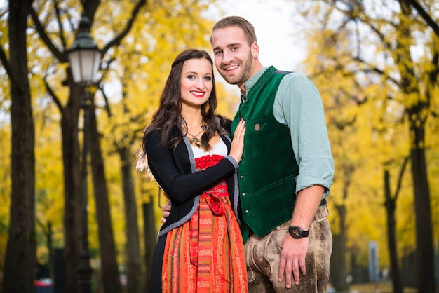 Glückliches Paar mit Tracht in Bayern