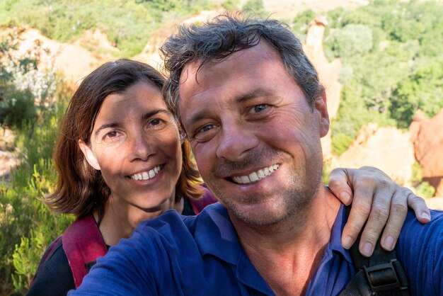 Glückliches Paar Selfie im Luberon Urlaub Roussillon in Frankreich Provence