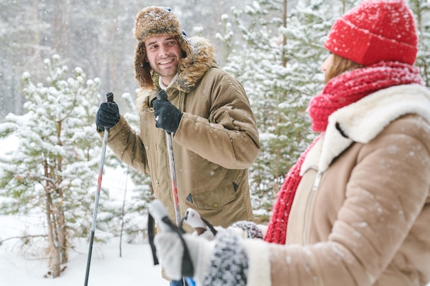 Glückliches Paar Skifahren im Wald