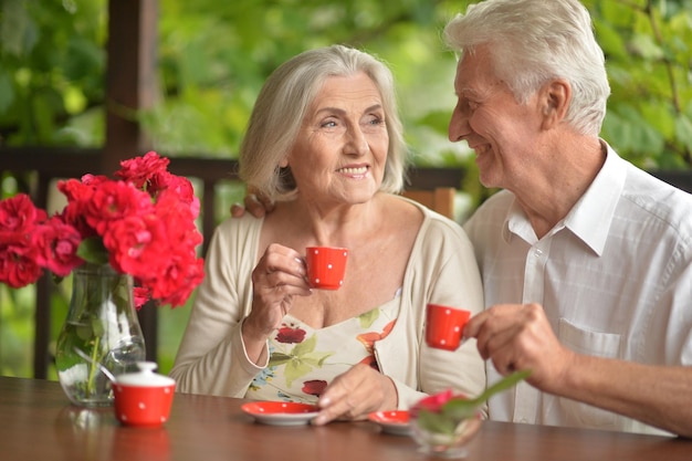 Glückliches Paar trinkt Kaffee im Café