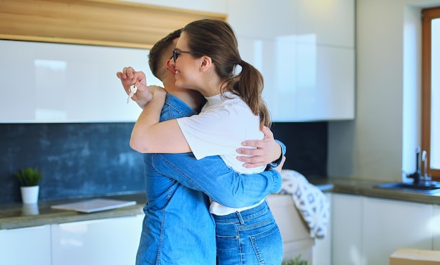 Glückliches Paar umarmt sich in ihrem neuen Haus