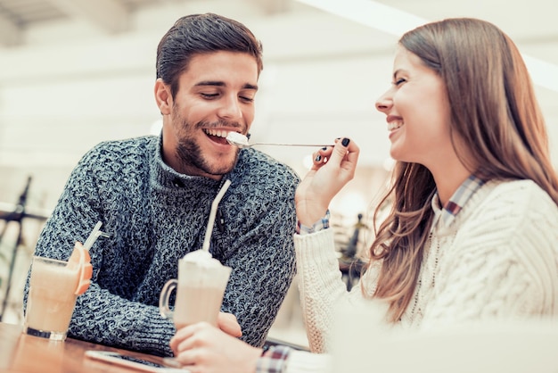 Glückliches Paar viel Spaß im Café