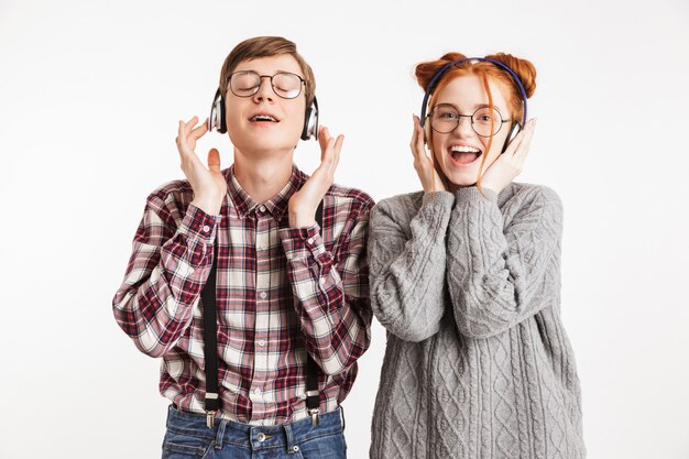 Glückliches Paar von Schul-Nerds, die Musik hören