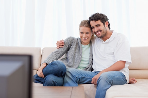 Glückliches Paar vor dem Fernseher