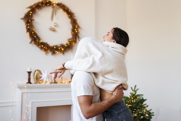 Glückliches Paar zu Hause in der Weihnachtszeit