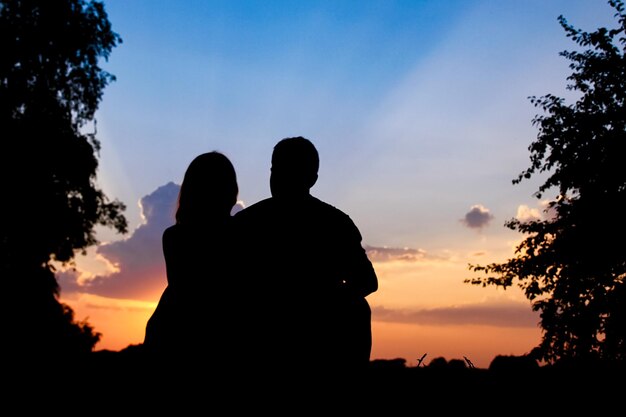 Glückliches Paar zusammen bei Sonnenuntergang Silhouette der Natur