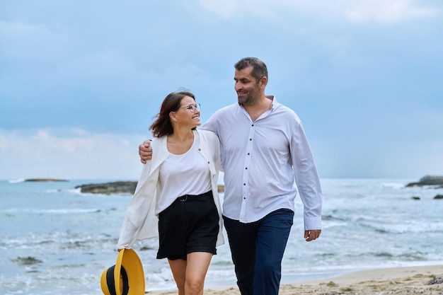 Glückliches reifes Paar, das auf den Strand geht