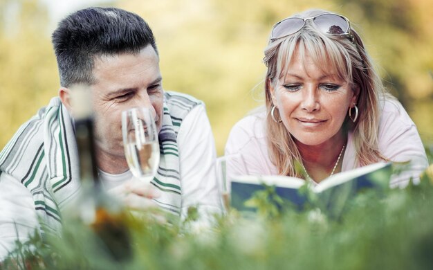 Foto glückliches reifes paar, das picknick im park hat