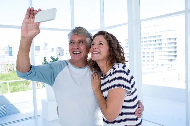 Glückliches reifes Paar, das selfie nimmt