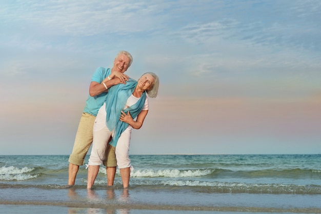 Glückliches reifes Paar genießt frische Luft am Strand