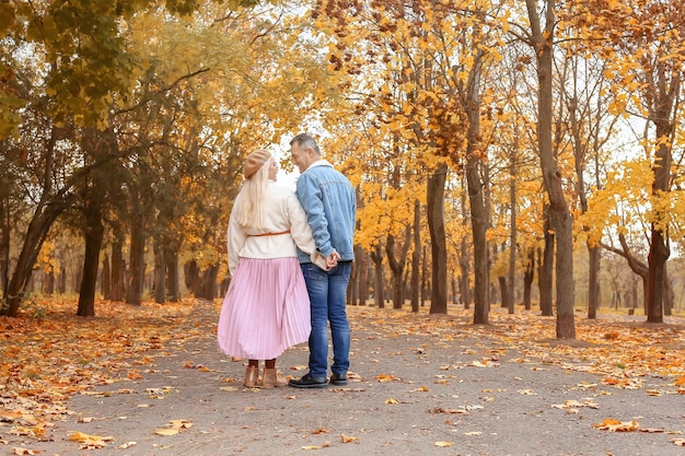 Glückliches reifes Paar im Herbstpark