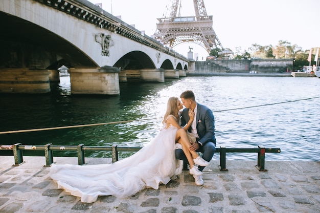 Glückliches romantisches verheiratetes Paar, das nahe dem Eiffelturm in Paris umarmt