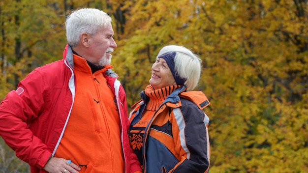 Glückliches schönes älteres verheiratetes Paar