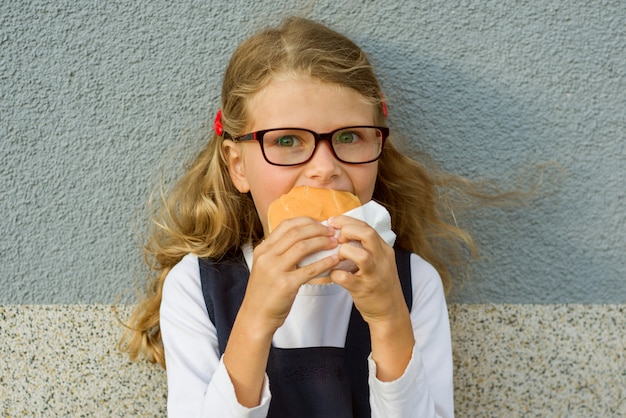 Glückliches Schulkind mit Mittagessen.