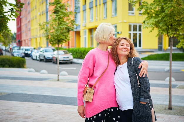 Glückliches schwangeres lesbisches Paar im Freien. LGBT-Konzept.